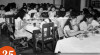 Foto suasana murid makan  bersama di kelas Sekolah OSVO Jalan Sekolah, 8 Agustus 1950. Edisi Hari Gizi dan Pangan Nasional, 25 Januari