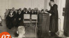 Foto Prof. Dr. R. Soedjono Djoened Poesponegoro saat orasi ilmiah pada acara pengukuhan Guru Besar bidang Pediatrik di Fakultas Kedokteran Universitas Indonesia (UI) Salemba, 7 Februari 1953. Tampak dalam foto Presiden UI Prof. Dr. Mr. R. Soepomo
