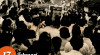 Foto Jali Toapekong Hian Than Kong diarak melalui Jalan Toko Tiga dengan disaksikan oleh penduduk sekitar pada perayaan Cap Go Meh Tahun Baru Imlek 2505. 17 Februari 1954.