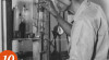 Foto Seorang Pegawai Laboratorium sedang Melakukan Pengecekan di Perusahaan Gas, tanggal 10 Juni 1948