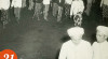 Foto Suasana Rangkaian Perayaan Sekaten, Abdi Dalem berjalan Menuju Mesjid membawa Berkat Sekaten untuk didoakan bersama. Yogyakarta, 21 September 1950.